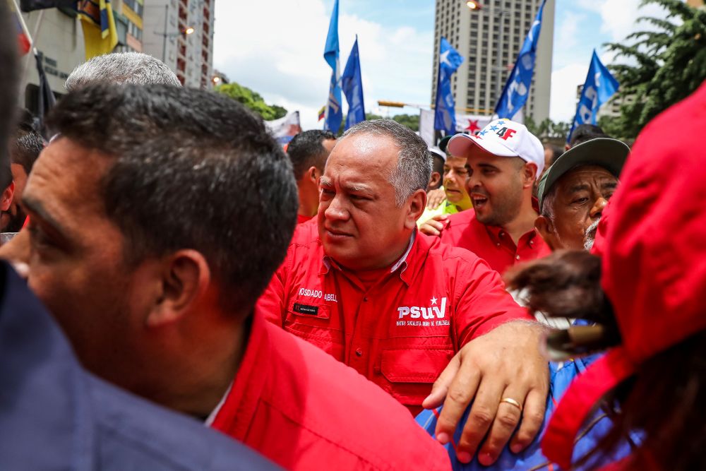 Diosdado Cabello (c) participa en una manifestación en apoyo a la Constituyente, en Caracas.