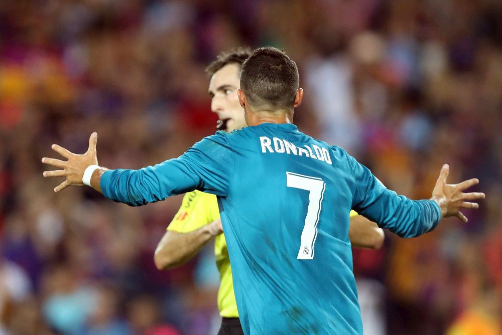 El delantero portugués del Real Madrid Cristiano Ronaldo reacciona tras ser expulsado anoche durante el partido de ida de la Supercopa de España.