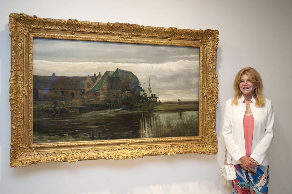 Carmen Thyssen posa junto a "Molino de agua en Gennep" de Vincent Van Gogh.