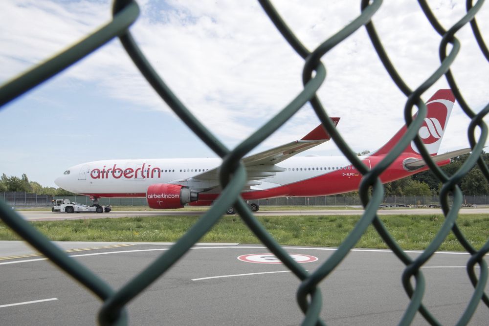 Un avión de la aerolínea Air Berlin permanece aparcado en el aeropuerto Tegel en Berlín (Alemania) hoy, 15 de agosto.