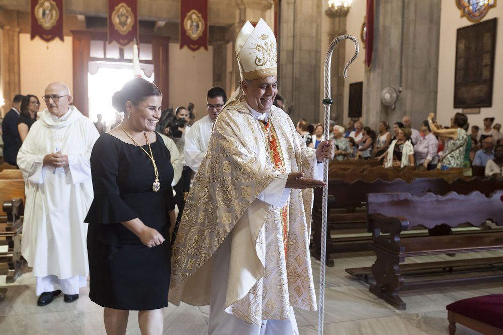 El obispo de Canarias, Bernardo Álvarez, y la alcaldesa del municipio de Candelaria, María Concepción Brito, durante la fiesta de la Virgen de Candelaria, patrona de Canarias.