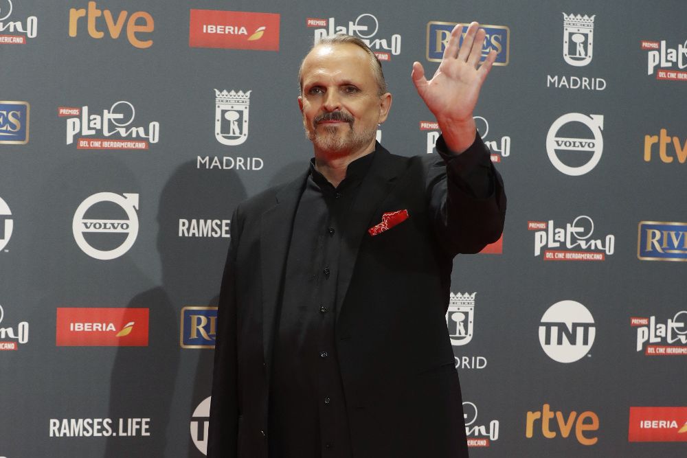 El cantante Miguel Bosé a su llegada a la ceremonia de entrega de los IV Premios Platino del cine iberoamericano.