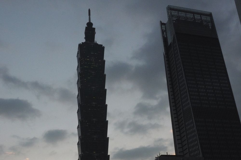 Vista del rascacielos Taipei 101 a oscuras.