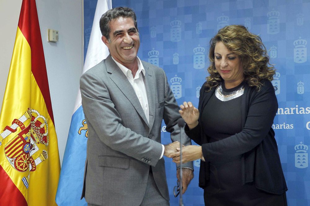 La consejera de Empleo, Políticas Sociales y Vivienda del Gobierno de Canarias, Cristina Valido (d), con Francisco Candil.