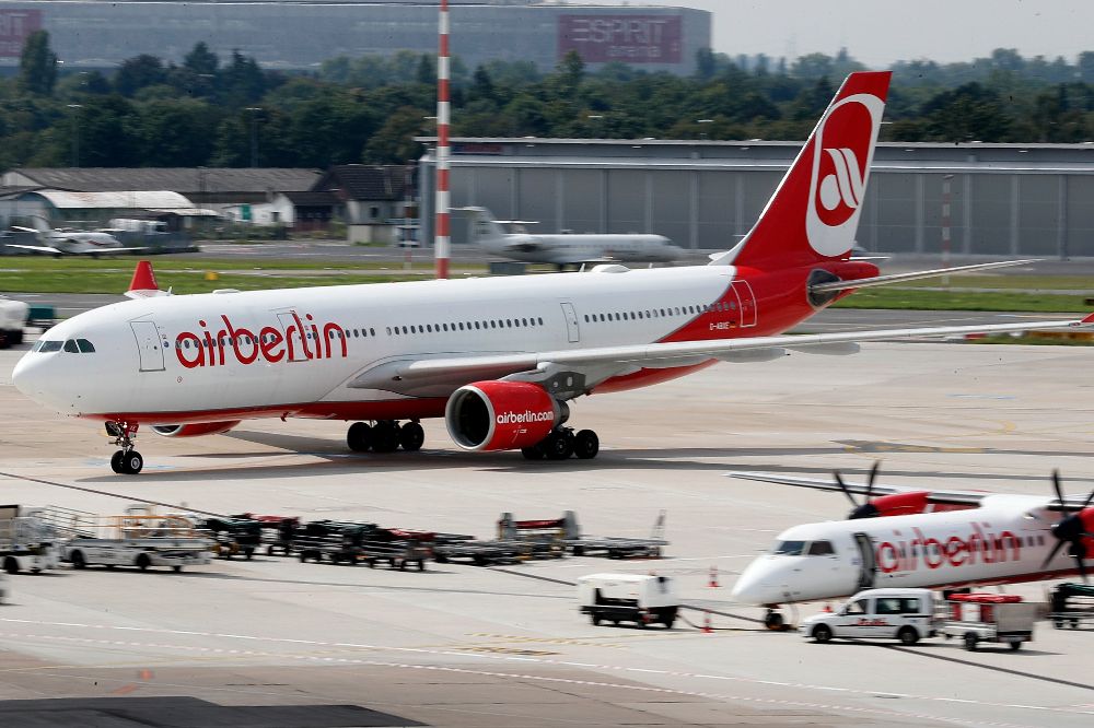 Varios aviones de la aerolínea alemana Air Berlin se preparan para despegar del aeropuerto de Düsseldorf (Alemania) hoy, 16 de agosto.