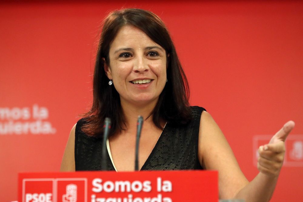 La vicesecretaria general, Adriana Lastra, durante la rueda de prensa que ofreció tras la reunión de los miembros de la Comisión Permanente del PSOE y la dirección del Grupo Parlamentario.