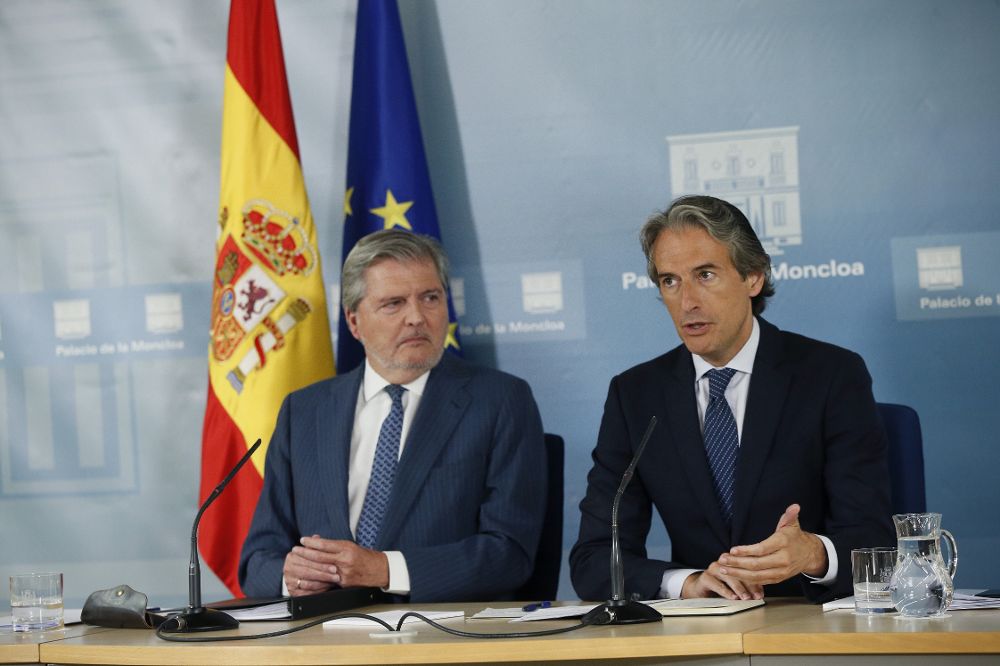 Los ministros de Educación, Iñigo Méndez de Vigo (i) y de Fomento, Iñigo de la Serna, en la rueda de prensa tras la reunión extraordinaria del Consejo de Ministros.