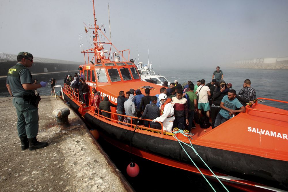 Inmigrantes que intentaban alcanzar las costas españolas en aguas del Estrecho de Gibraltar.