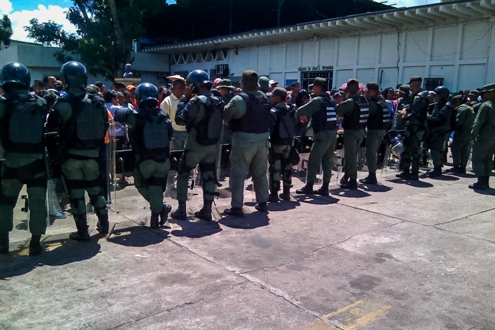 Funcionarios de la Guardia Nacional Bolivariana custodian las inmediaciones de la prisión de Puerto Ayacucho.