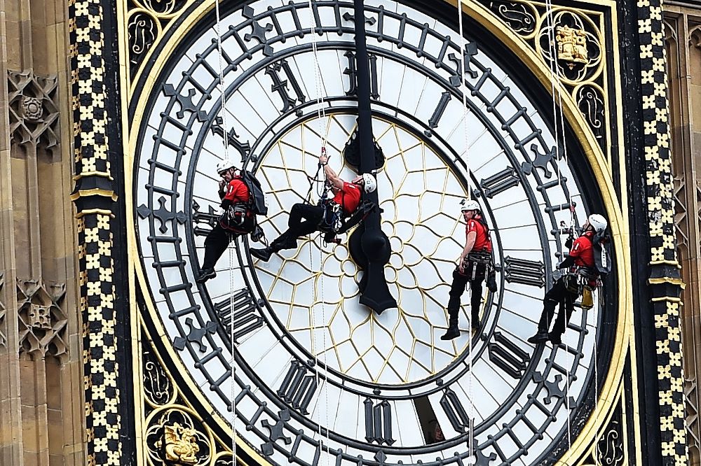 Reparaciones en el Big Ben, la gran campana del reloj de la Torre de Isabel, en el lado noroeste del Palacio de Westminster en Londres.