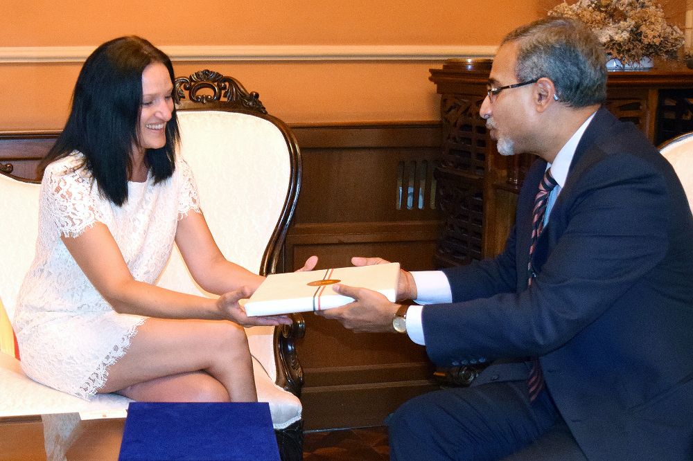 La alcaldesa accidental de Santa Cruz de Tenerife, Zaida González, con el embajador de la India en España, Venkatesh Varma.