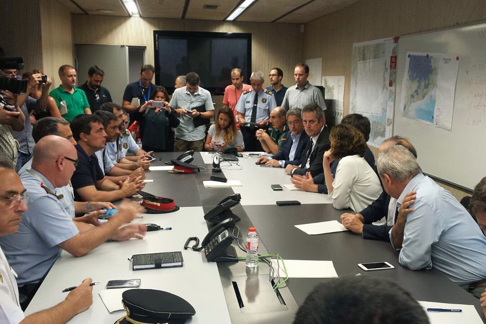 Reunión de urgencia del Centro de Coordinación Operativa de Cataluña (CECAT) para hacer un seguimiento del atentado a la que ha asistido el presidente de la Generalitat, la alcaldesa de Barcelona, el conseller de Interior y el delegado del Gobierno en Cataluña, entre otros.