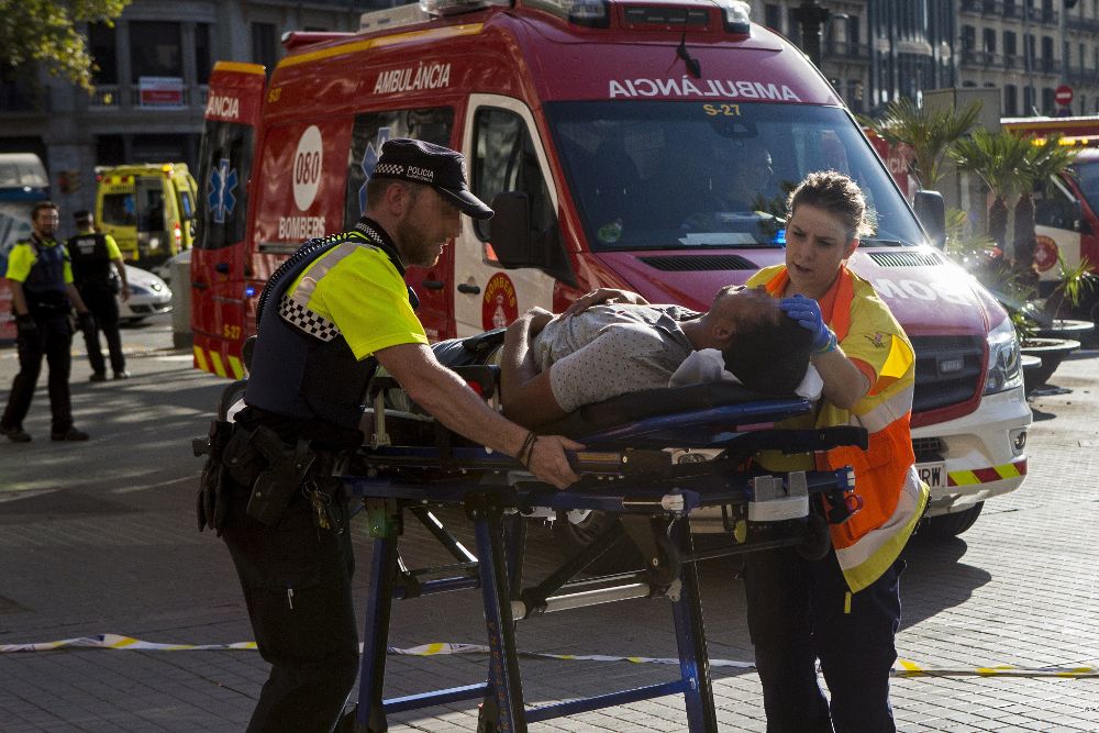 Traslado de uno de los afectados por el atentado ocurrido hoy en las Ramblas de Barcelona.