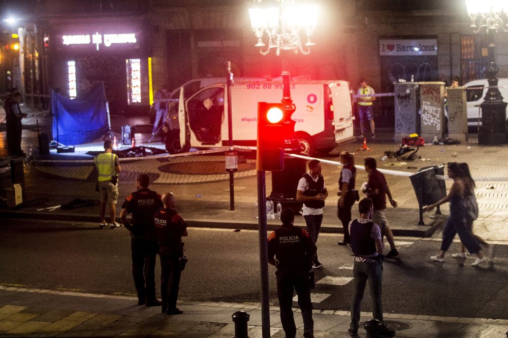 Imagen de la furgoneta que ha provocado el atentado ocurrido por la tarde en las Ramblas de Barcelona.