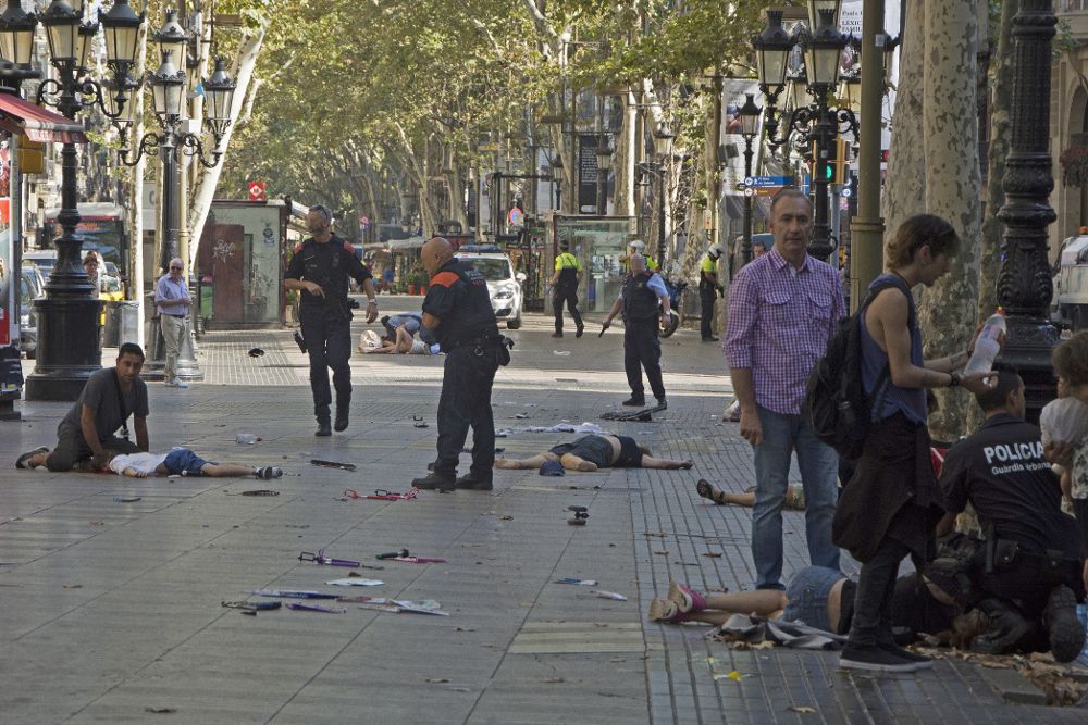 Varias víctimas en el suelo en las Ramblas de Barcelona.