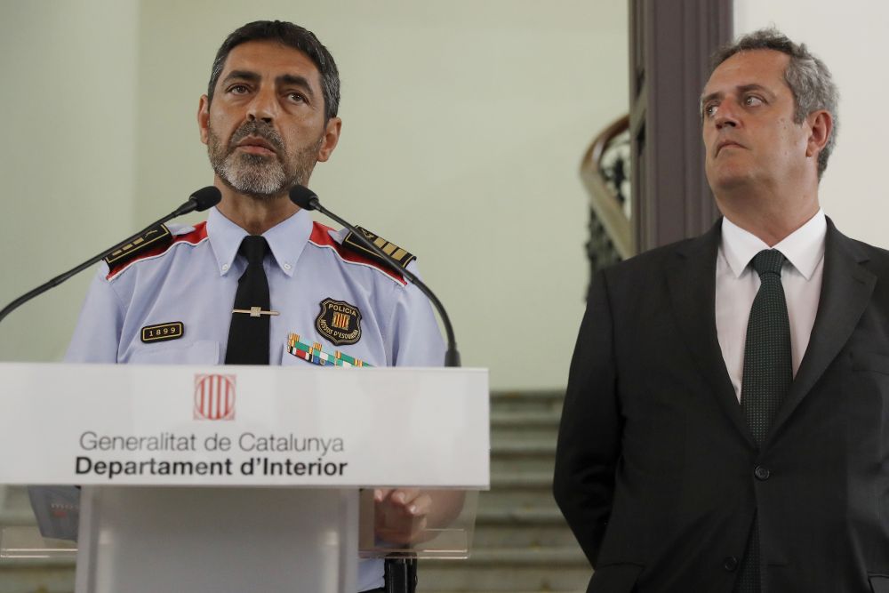 El conseller de Interior de Cataluña, Joaquin Forn,d., y Lluis Trapero, mayor de los Mossos de Escuadra, durante su comparecencia ante los medios tras la reunión del gabinete de crisis.