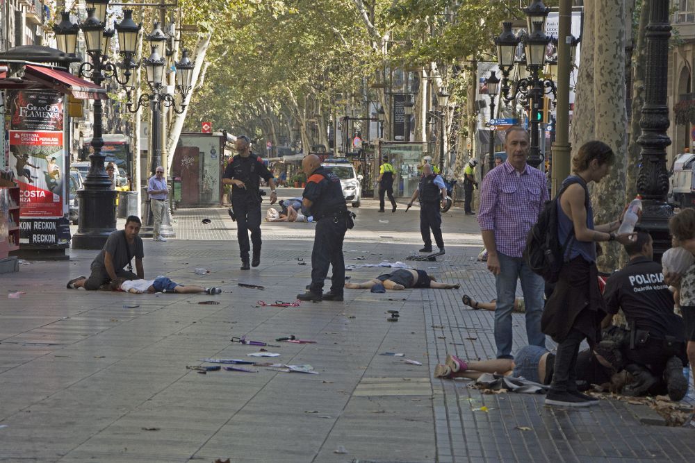 Varias víctimas en el suelo en el lugar del atropello en las Ramblas de Barcelona. 