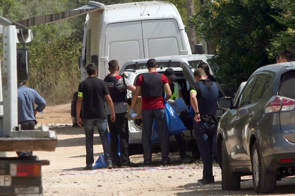 Los Mossos d'Esquadra se llevan bolsas con objetos de la casa donde se produjo la explosión el miércoles en Alcanar (Tarragona). 