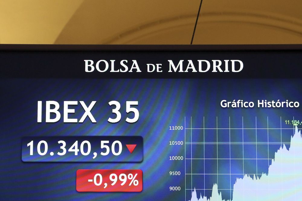 Fotografía del panel de la Bolsa española que mostraban esta mañana el desplome de IBEX35, principal indicador, en un 1,41% tras la apertura, con todos sus valores en rojo tras los atentados de Cataluña.