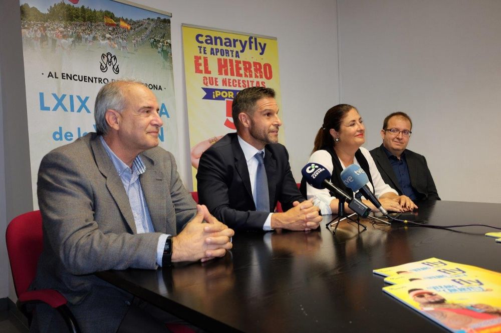 Representantes de Canaryfly con la presidenta del Cabildo el día que presentaron su programación de vuelos.