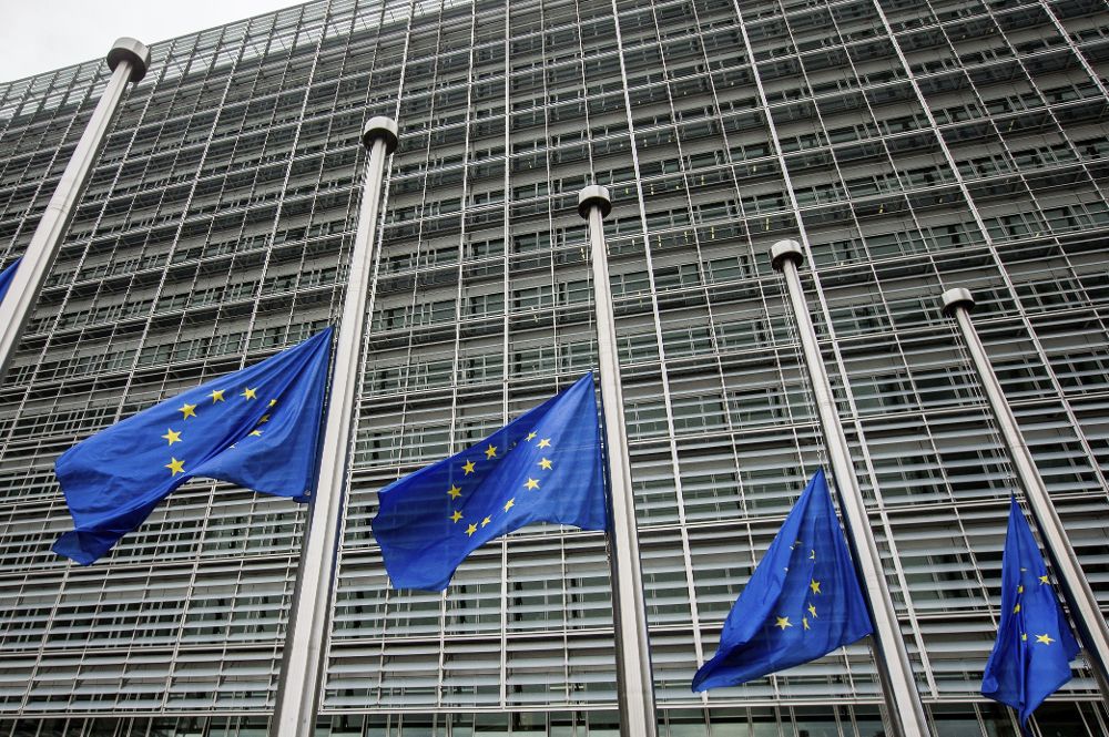Varias banderas de la Unión Europea ondean a media asta frente a la sede de la Comisión Europea en Bruselas (Bélgica).