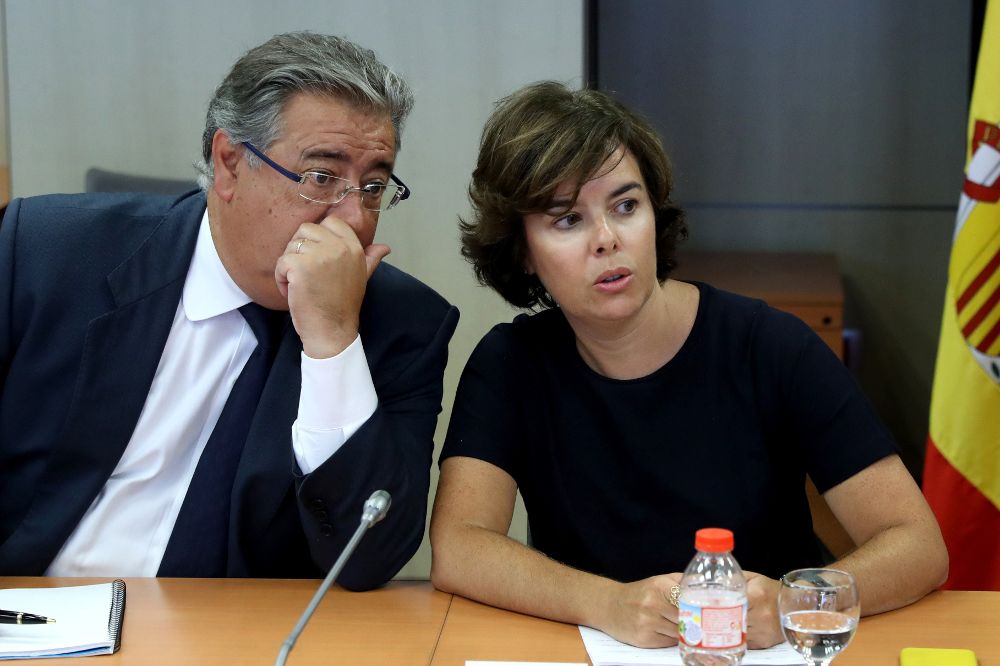Juan Antonio Zoido y la vicepresidenta Saénz de Santamaría, durante la reunión del gabinete de crisis.