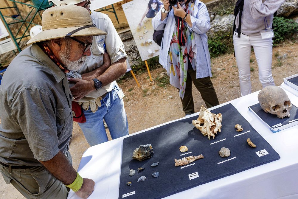 El codirector de Atapuerca, Eudald Carbonell, observa restos de neandertales.