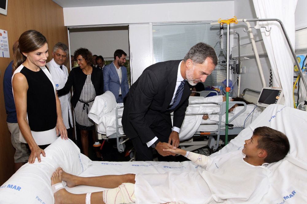Fotografía facilitada por la Casa de SM El Rey de los Reyes en el Hospital del Mar donde visitaron a los heridos ingresados en ese centro tras el atentado terrorista del pasado jueves en Barcelona.