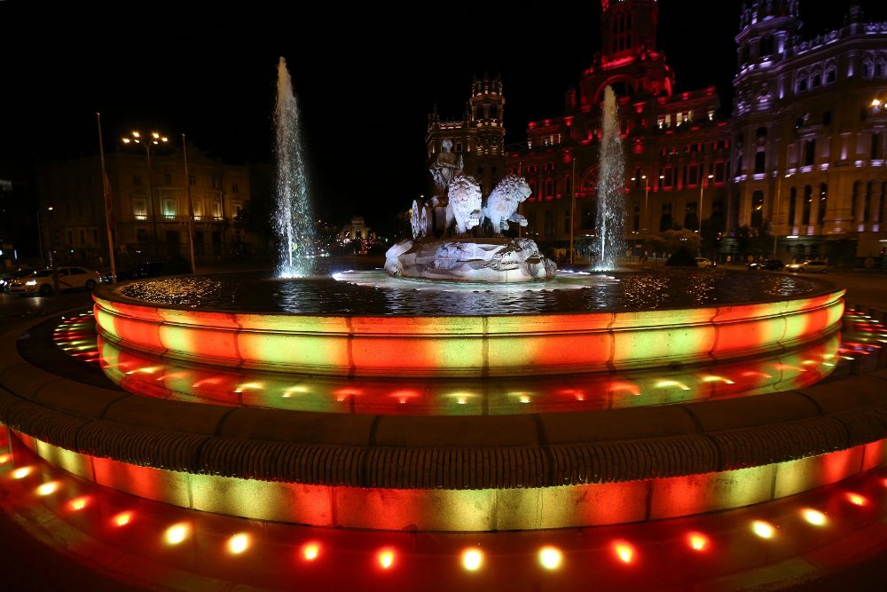 La fuente de Cibeles y el palacio homónimo, sede del Ayuntamiento de Madrid, iluminados anoche y hasta el amanecer con los colores de la bandera de catalana.