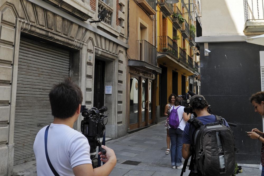 Varios cámaras graban el inmueble de la calle Sant Pere donde residía el imán de Ripoll (Girona) que Los Mossos d'Esquadra han registrado en busca de pistas en el marco de su investigación sobre los ataques terroristas en Cataluña.