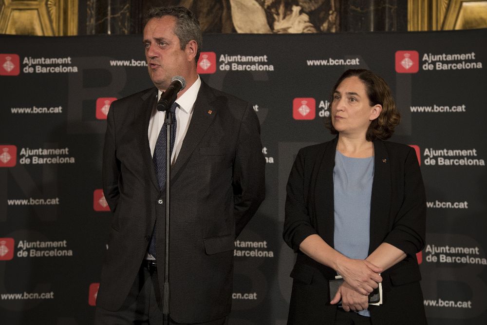 El conseller de Interior, Joaquim Forn, en presencia de la alcaldesa de Barcelona, Ada Colau, hace declaraciones a los medios tras firmar en el libro de condolencias.