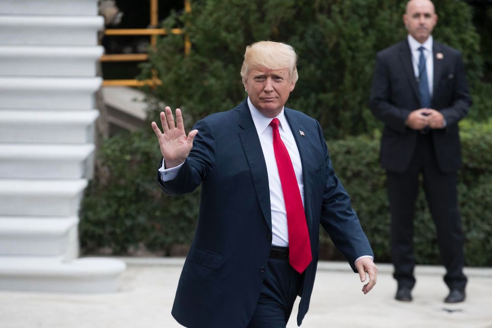 El presidente de los Estados Unidos saluda mientras sale de la Casa Blanca por el jardín sur para viajar a Nueva York, el pasado lunes.