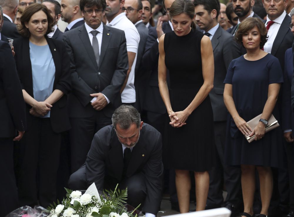 Los Reyes en La Rambla de Barcelona donde han rendido esta tarde un homenaje a las víctimas de los atentados de Barcelona y Cambrils.