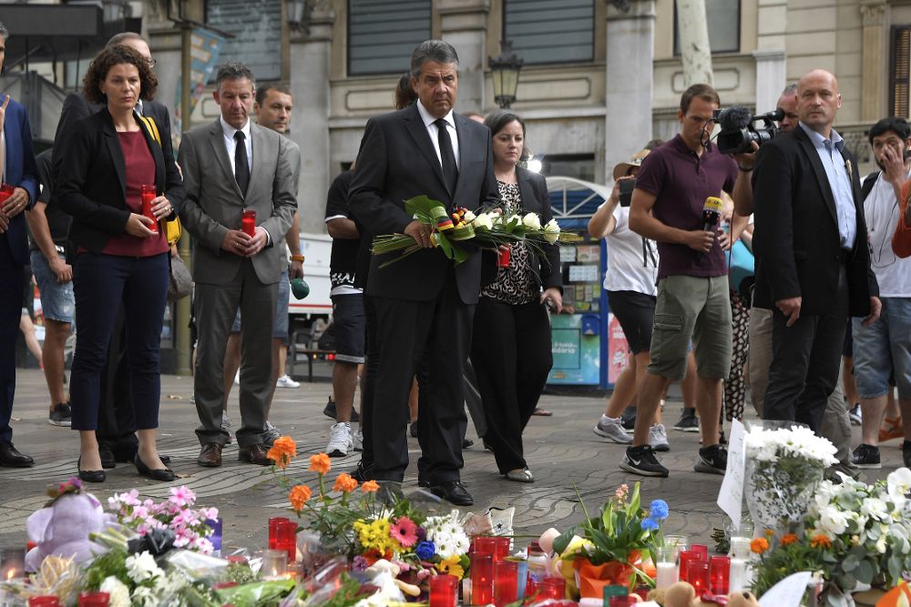 El ministro alemán de Relaciones Exteriores, Sigmar Gabriel,c., durante la ofrenda floral que realizó hoy en las ramblas de Barcelona en memoria de las victimas del atentado.