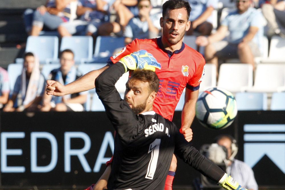 El jugador de la Real Sociedad Juanmi marca ante el portero del Celta, Sergio Álvarez, el segundo del conjunto donostiarra.