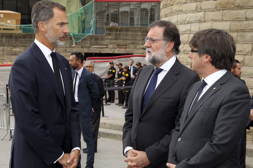 El Rey de Felipe VI habla con los presidentes del Gobierno, Mariano Rajoy, y de la Generalitat, Carles Puigdemont (d).