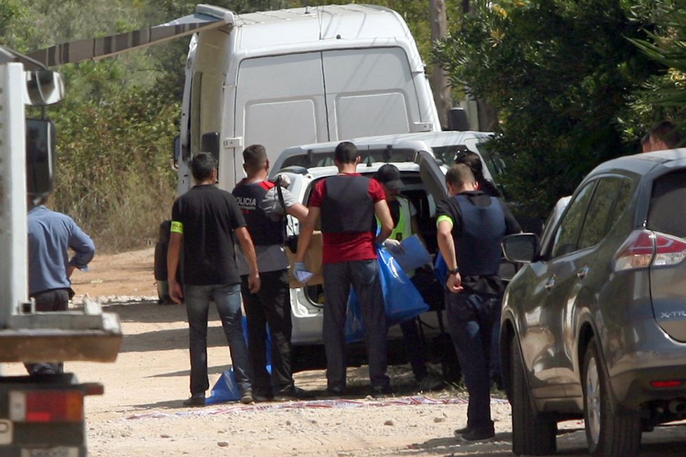 Los Mossos d'Esquadra se llevan bolsas con objetos de la casa donde se produjo la explosión el miércoles en Alcanar (Tarragona).