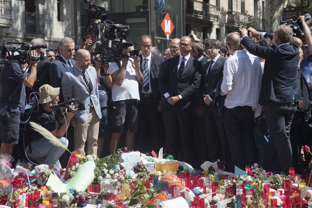 El ministro de Asuntos Exteriores italiano, Angelino Alfano (4d), junto al presidente de la Generalitat, Carles Puigdemont (3d), ante el mosaico de Joan Miró en Las Ramblas, donde ha realizado hoy una ofrenda floral por las víctimas de los atentados de Cataluña.