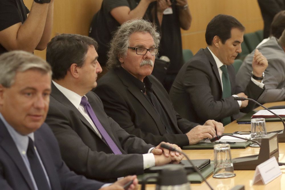 El secretario de Estado de Seguridad, José Antonio Nieto (d), junto a Jordi Jané (2d), de ERC; Aitor Esteban (2i), del PNV, y Jordi Xuclà (i), del PDeCAT, durante la reunión del pacto antiyihadista.