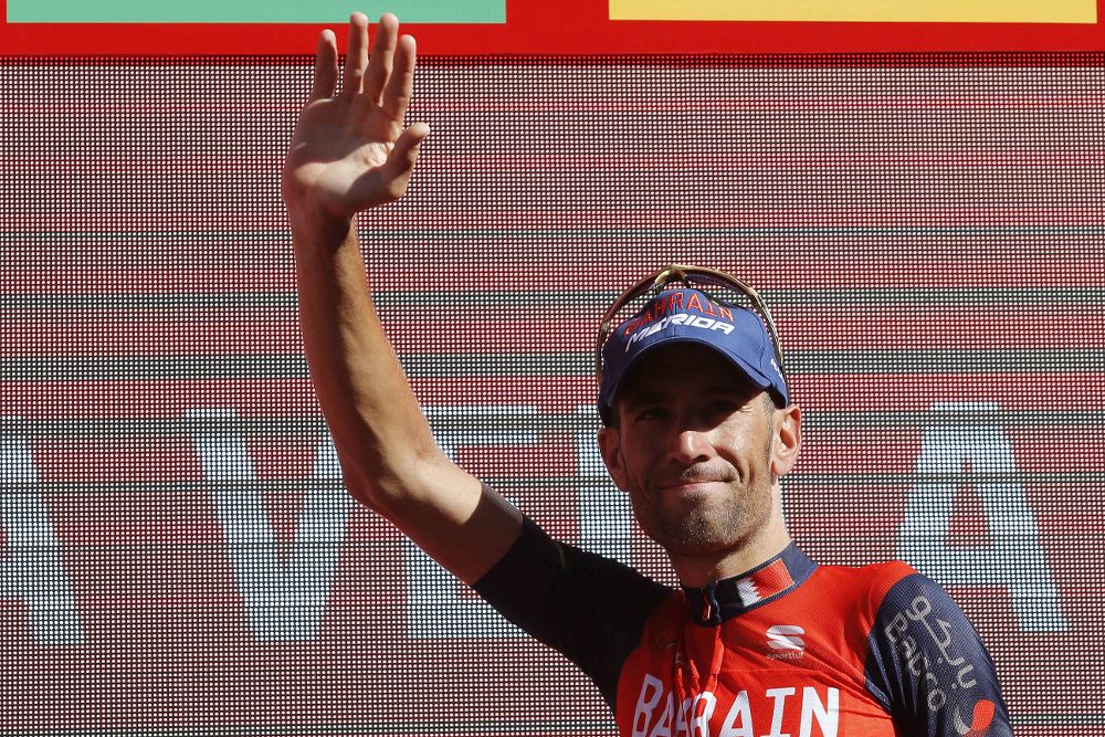El italiano Vincenzo Nibali (Bahrain), en el podio, tras proclamarse vencedor de la tercera etapa de la Vuelta.