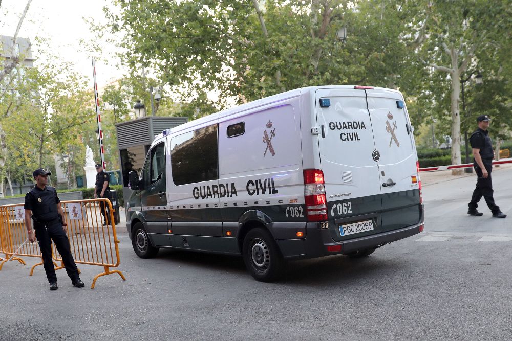 Los detenidos en relación con los atentados yihadistas cometidos el jueves pasado en Barcelona y Cambrils (Tarragona) llegan en un furgón de la Guardia Civil a la Audiencia Nacional.