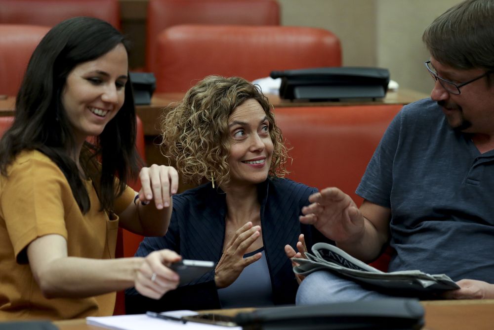 La diputada de Podemos Ione Belarra (i), la socialista Meritxell Batet (c) y Xavier Domènech (d), de En Comú Podem (d).