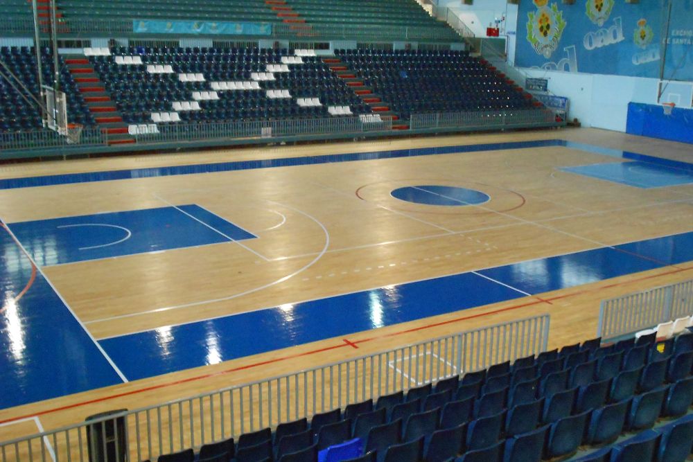 Cancha principal de baloncesto y otros deportes de pabellón.