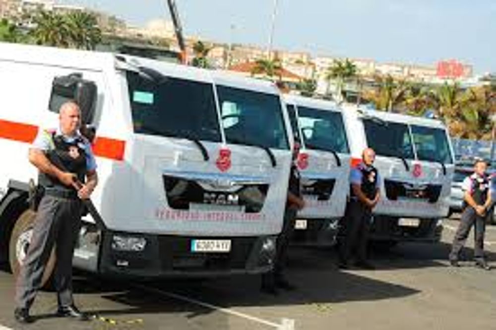 Vehículos y personal de la empresa Seguridad Integral Canaria.