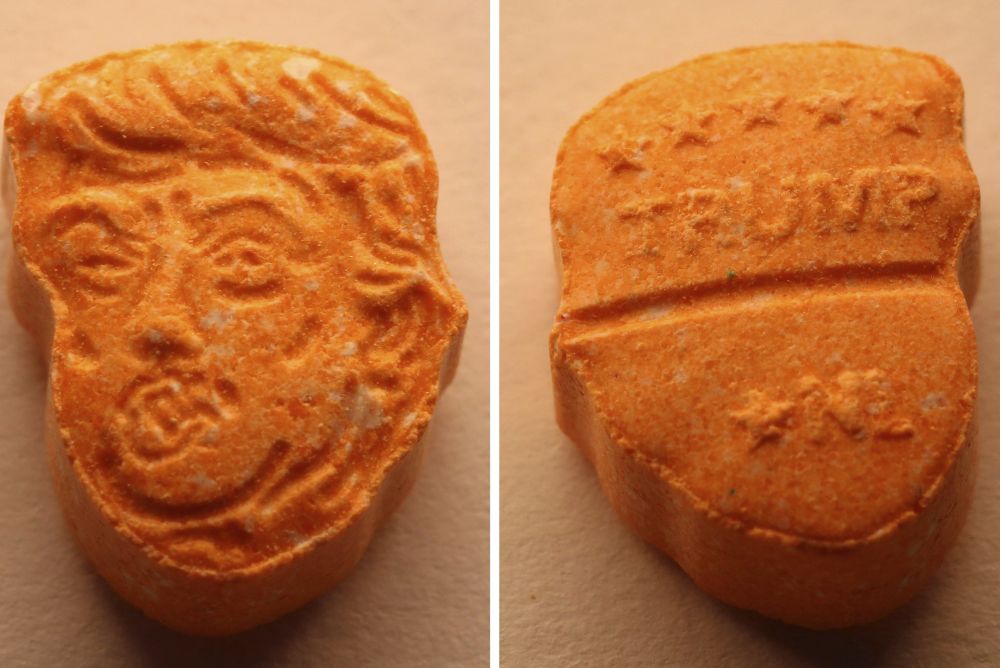 La pastilla con la forma de la cara del presidente estadounidense (i) y con la inscripcón "Trump" en la parte trasera (d) en Osnabrück, Alemania. 