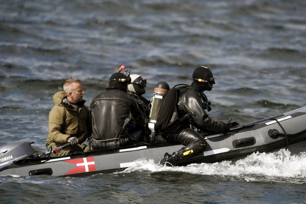 Buzos del Comando de Defensa de Dinamarca durante la búsqueda de la periodista.