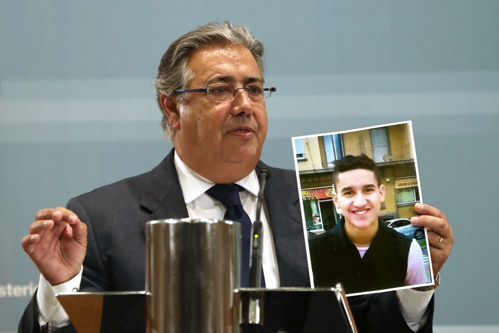 El ministro del Interior, Juan Ignacio Zoido, muestra la foto de Younes Abouyaaqoub.