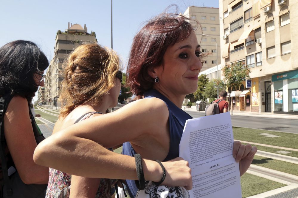 Juana Rivas, a la salida de los juzgados de La Caleta de Granada, enseña la orden de puesta en libertad provisional.