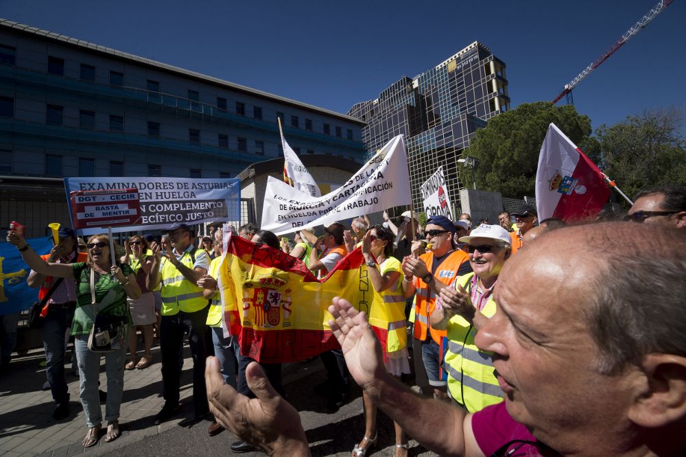 Protesta de los examinadores de Tráfico frente a la sede de la Dirección General de Tráfico, en Madrid, el pasado mes de julio.