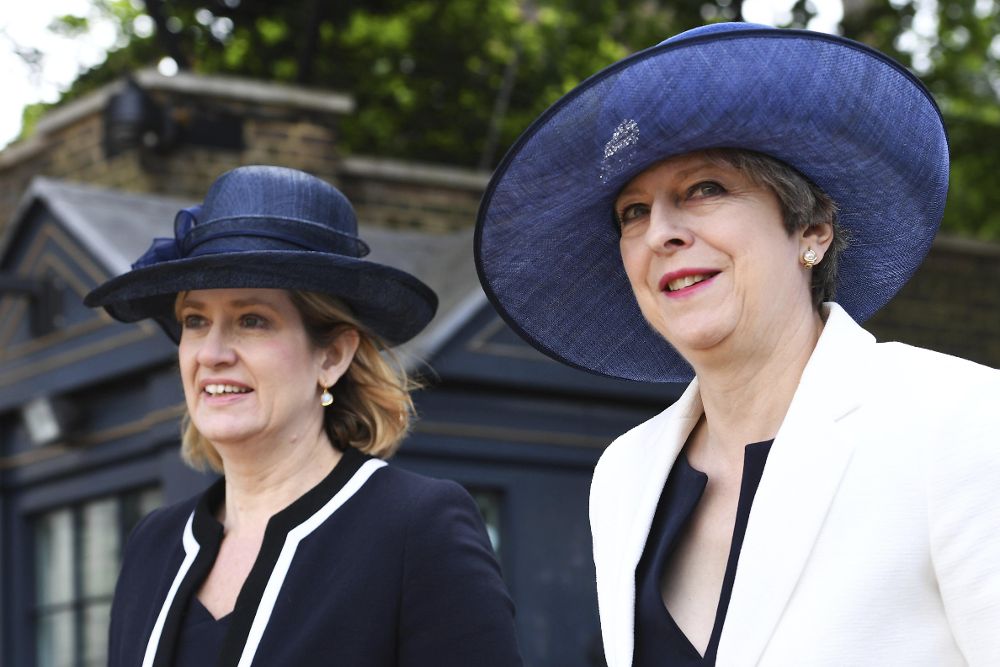 La primera ministra británica, Theresa May (d), y la ministra británica de Interior, Amber Rudd.